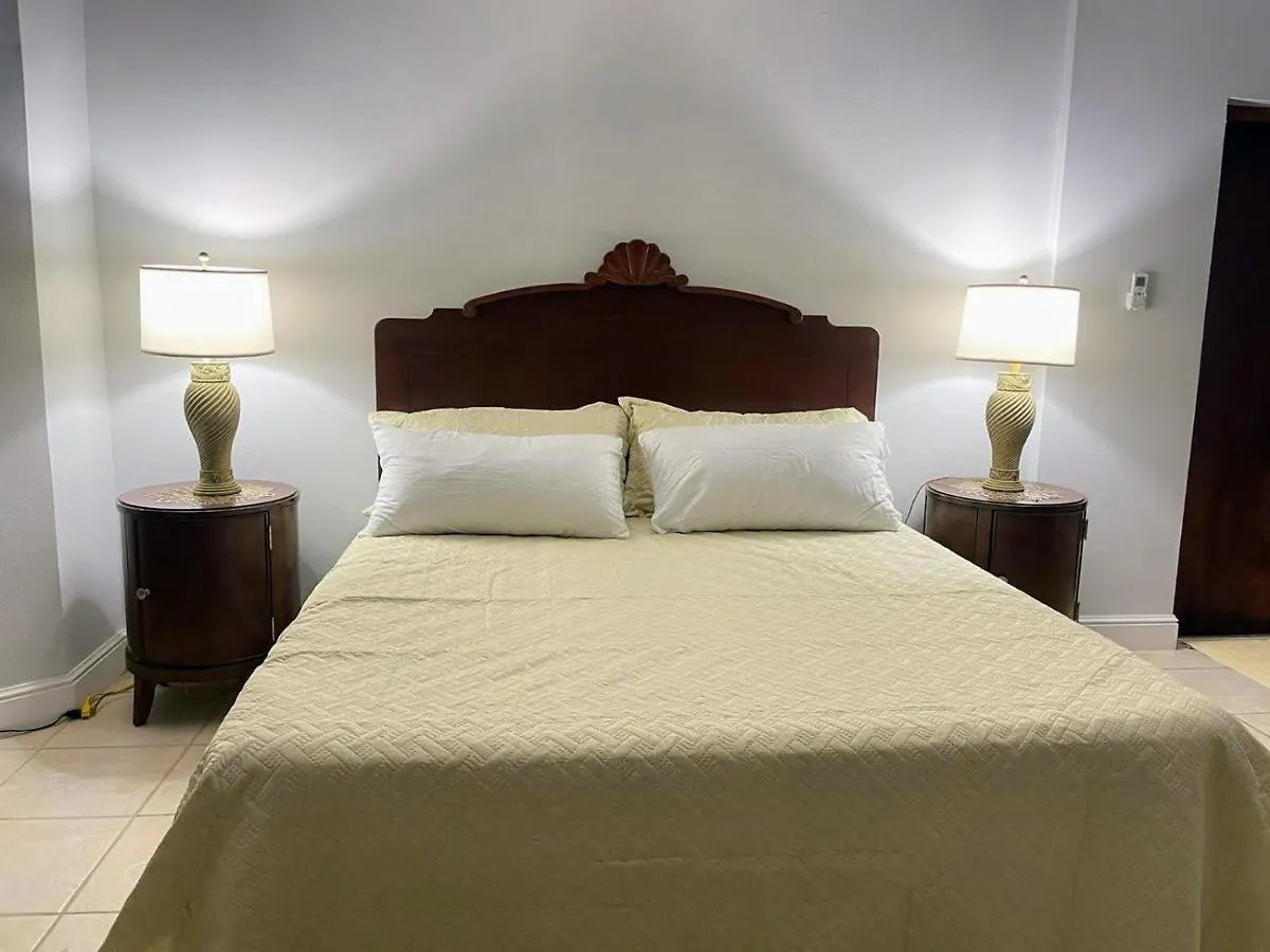 פאלם ביץ' Sandpiper Beach Apartments ארובה